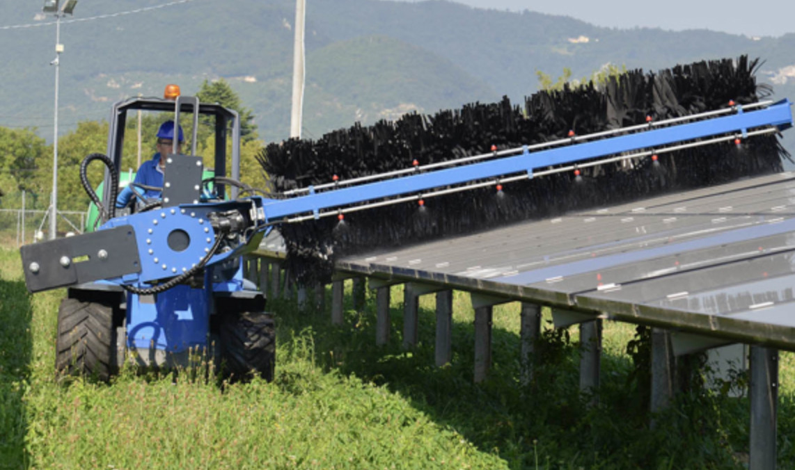 Optimisez le lavage des panneaux solaires avec le valet de ferme MultiOne Série 11
